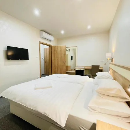 Mikes Deluxe Apartman *