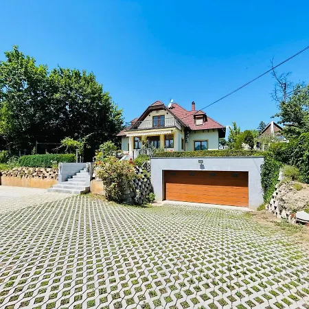 Mikes Deluxe Apartman *