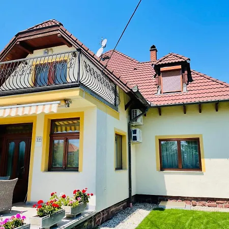 Mikes Deluxe Apartman *