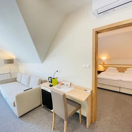 Mikes Deluxe Apartman *