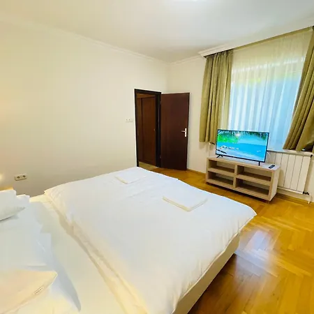 Mikes Deluxe Apartman *